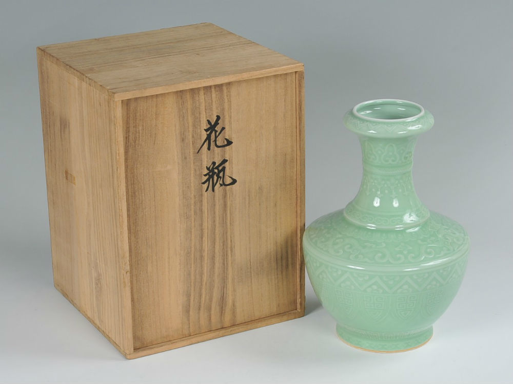 中国　豆青釉　陽刻紋花瓶　高さ２９ｃｍ　箱付き