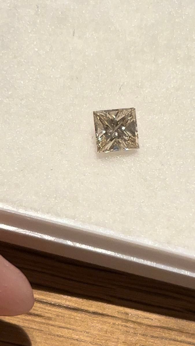 0.710ct...verylightbrownプリンセスカットダイヤモンド