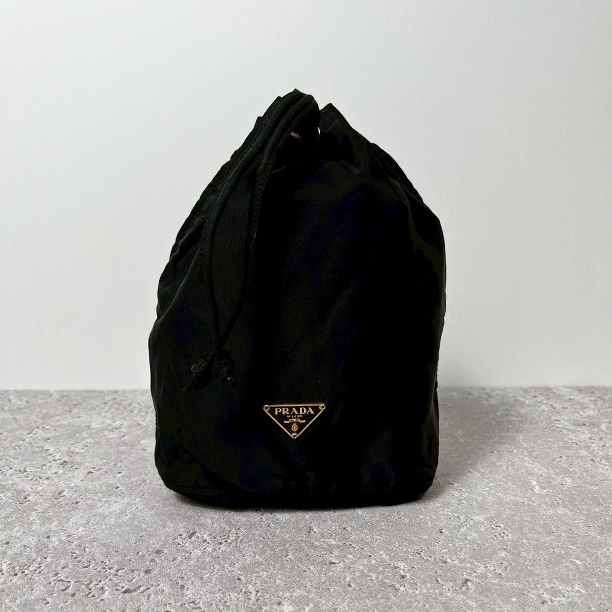美品》PRADA プラダ 巾着 ポーチ 三角ロゴプレート ハンドバッグ 美品》PRADA プラダ 巾着 ポーチ 三角ロゴプレート ハンドバッグ