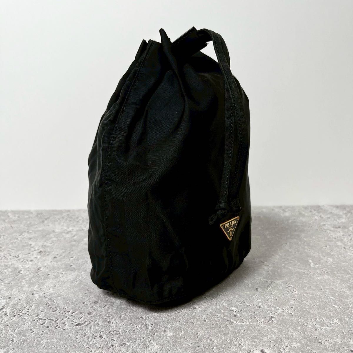 美品》PRADA プラダ 巾着 ポーチ 三角ロゴプレート ハンドバッグ 美品》PRADA プラダ 巾着 ポーチ 三角ロゴプレート ハンドバッグ