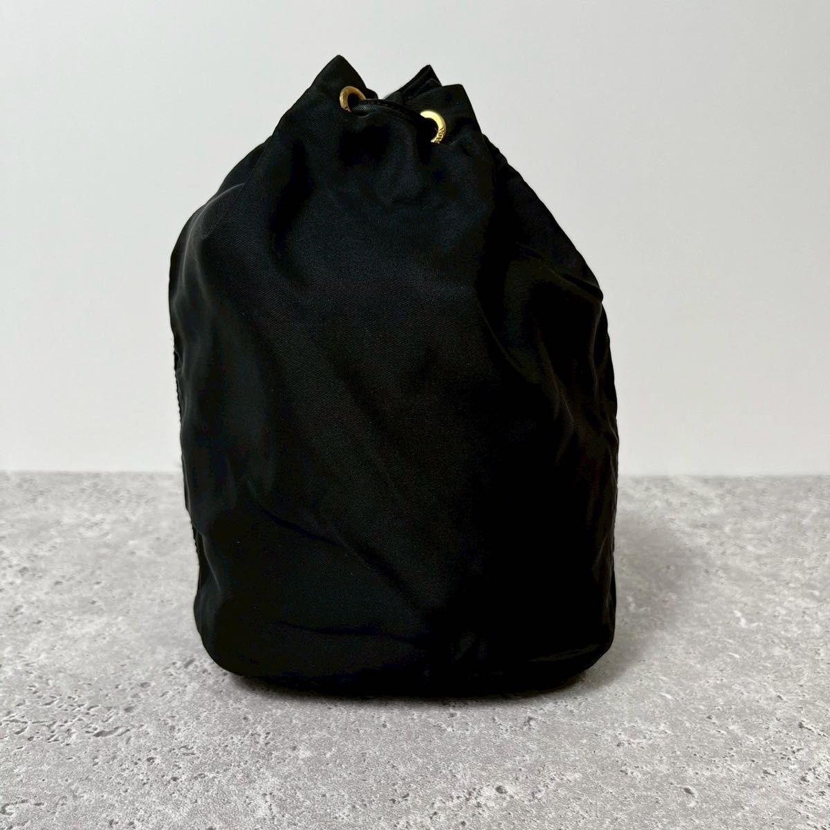 美品》PRADA プラダ 巾着 ポーチ 三角ロゴプレート ハンドバッグ 美品》PRADA プラダ 巾着 ポーチ 三角ロゴプレート ハンドバッグ
