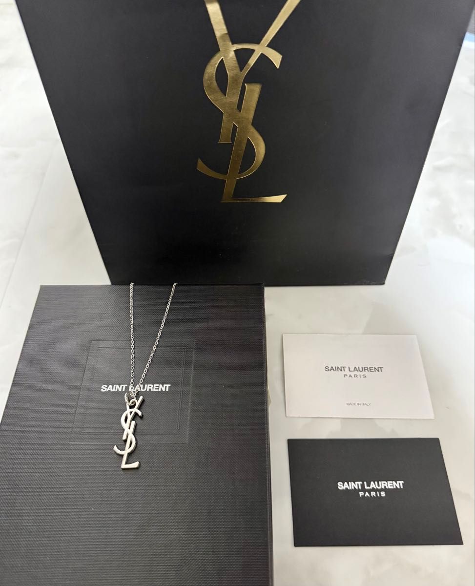 【極美品・送料無料】イヴサンローラン ロゴプレートチャーム シルバー ネックレス 極美品サンローラン YSL ロゴチャーム&ネックレス シルバー