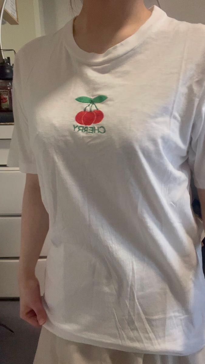 白地にさくらんぼ刺繍Tシャツ