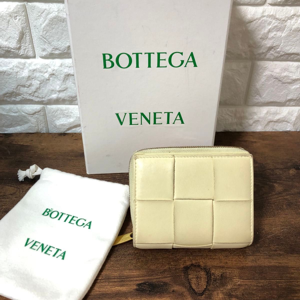 美品 BOTTEGA VENETA マキシイントレチャート 二つ折り財布 美品 BOTTEGA VENETA マキシイントレチャート 二つ折り財布