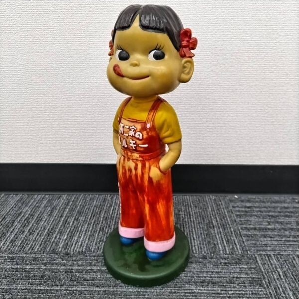 Y624-SK10-1546 不二家 ペコちゃん 首振り人形 木製台座 全高約 Y624-SK10-1546 不二家 ペコちゃん 首振り人形 木製台座 全高約