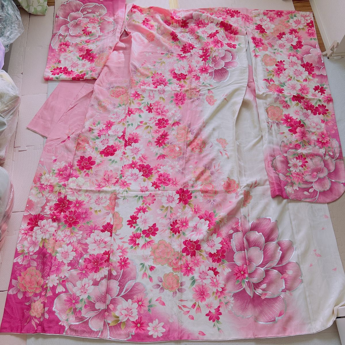 豪華振袖 森英恵・HANAE MORI 刺繍 桜舞花文 銀通し 正絹 身丈 豪華振袖 森英恵・HANAE MORI 刺繍 桜舞花文 銀通し 正絹 身丈