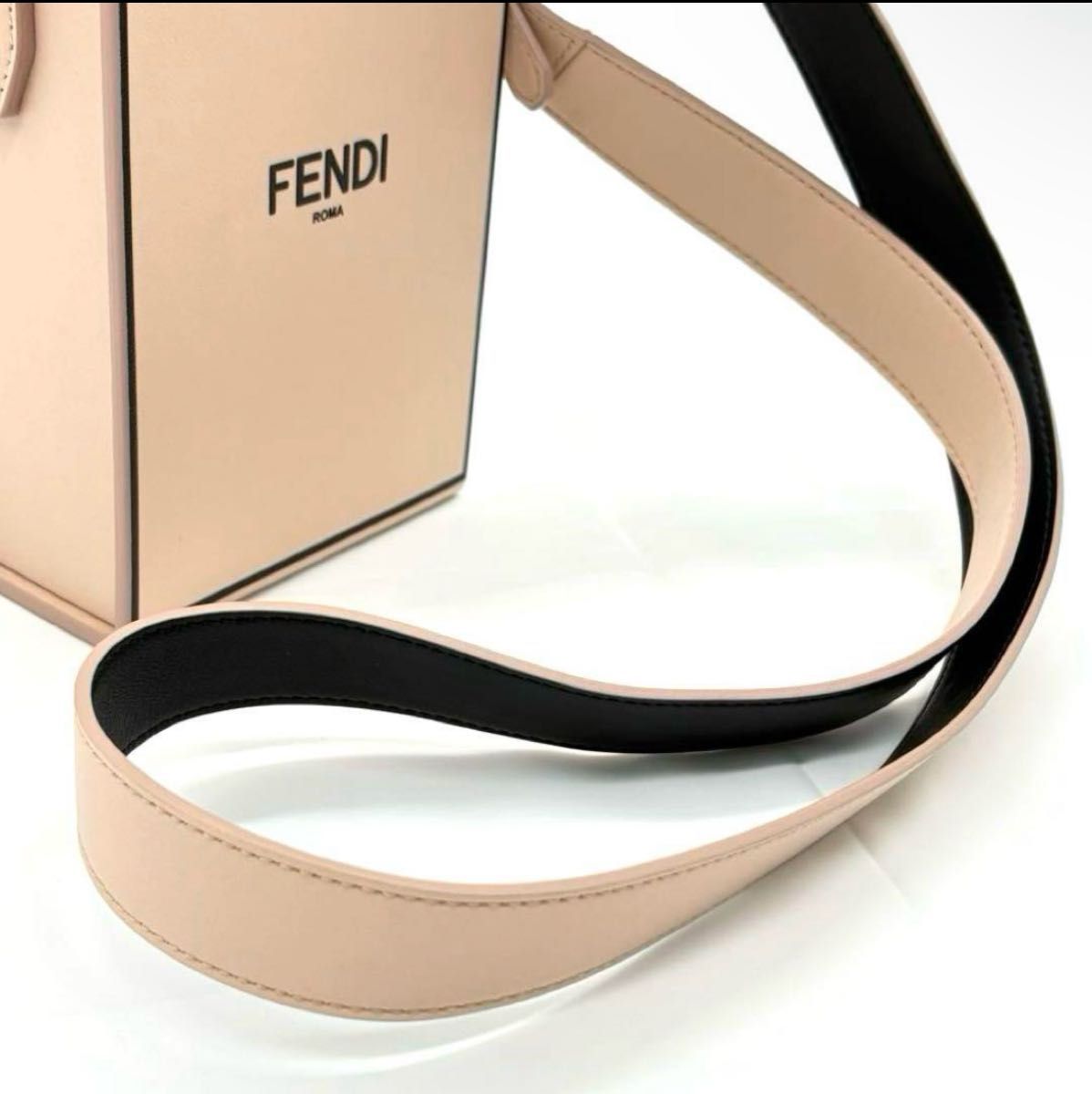 現行正規品 FENDI ショルダーバッグ ポシェット レザー ピンク 現行正規品 FENDI ショルダーバッグ ポシェット レザー ピンク