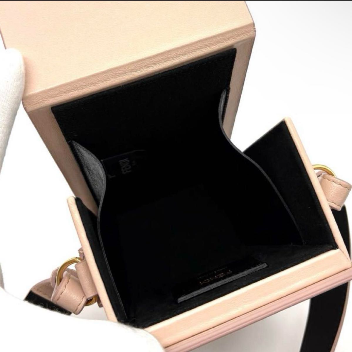 現行正規品 FENDI ショルダーバッグ ポシェット レザー ピンク 現行正規品 FENDI ショルダーバッグ ポシェット レザー ピンク