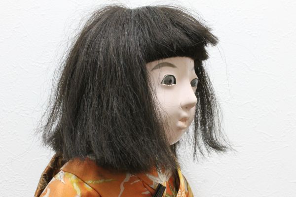 古い市松人形 とてもかわいい女の子の人形 銘 印あります 台付 古い市松人形 とてもかわいい女の子の人形 銘 印あります 台付