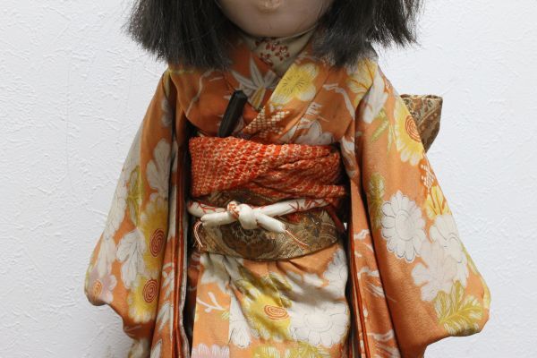 古い市松人形 とてもかわいい女の子の人形 銘 印あります 台付 古い市松人形 とてもかわいい女の子の人形 銘 印あります 台付