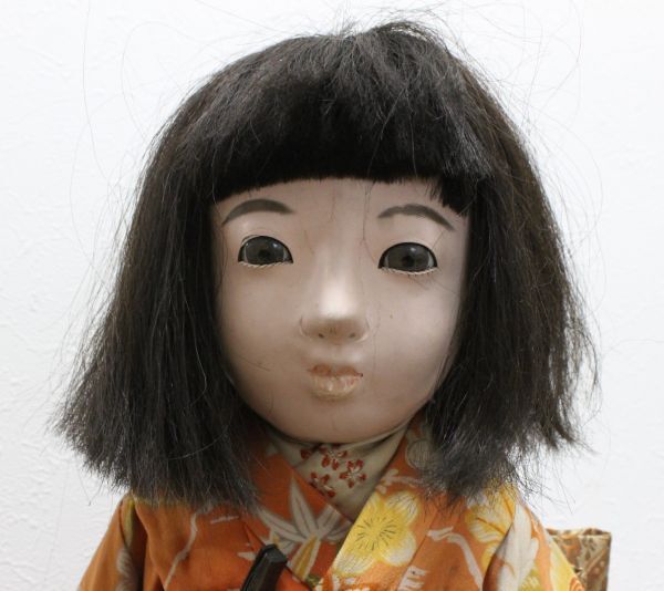 古い市松人形 とてもかわいい女の子の人形 銘 印あります 台付 古い市松人形 とてもかわいい女の子の人形 銘 印あります 台付