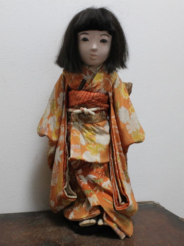 古い市松人形 とてもかわいい女の子の人形 銘 印あります 台付 古い市松人形 とてもかわいい女の子の人形 銘 印あります 台付