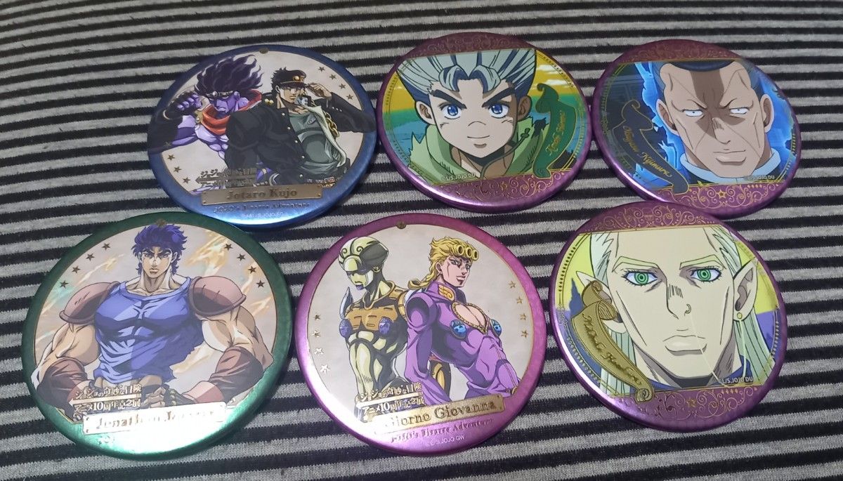 ジョジョの奇妙な冒険 アニメ10周年記念展 描きおろし 缶バッジ ジョジョの奇妙な冒険 アニメ10周年記念展 描きおろし 缶バッジ
