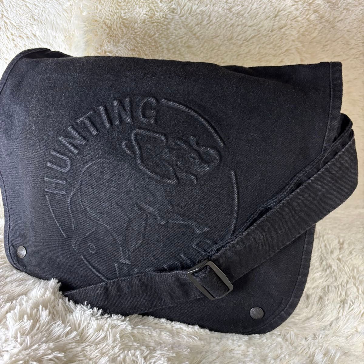 HUNTING WORLD ブラックキャンバス メッセンジャーバッグ HUNTING WORLD ブラックキャンバス メッセンジャーバッグ
