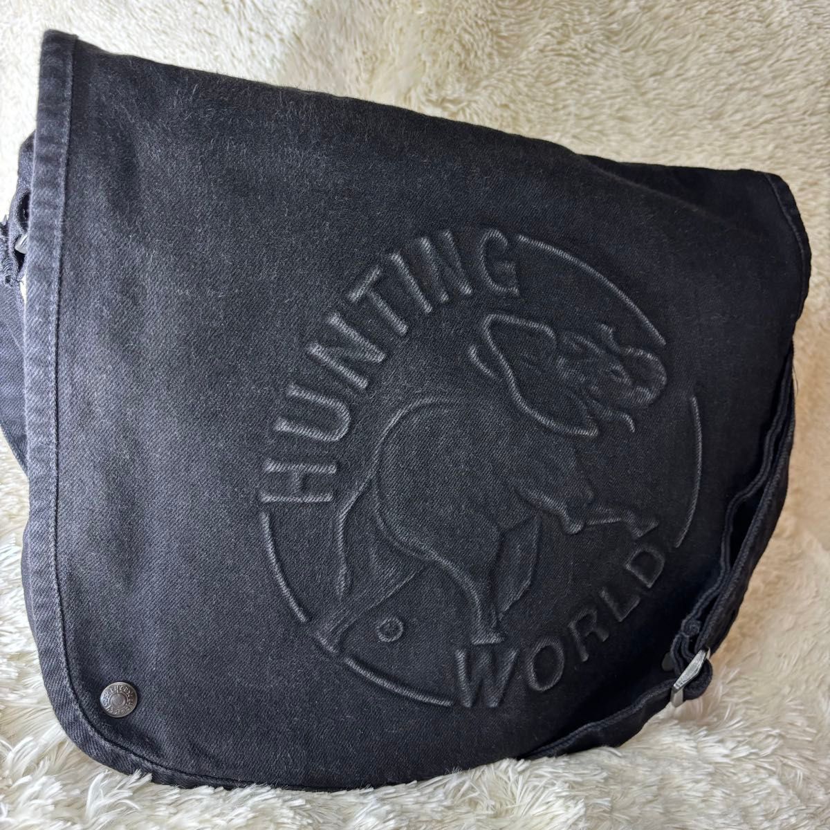 HUNTING WORLD ブラックキャンバス メッセンジャーバッグ HUNTING WORLD ブラックキャンバス メッセンジャーバッグ