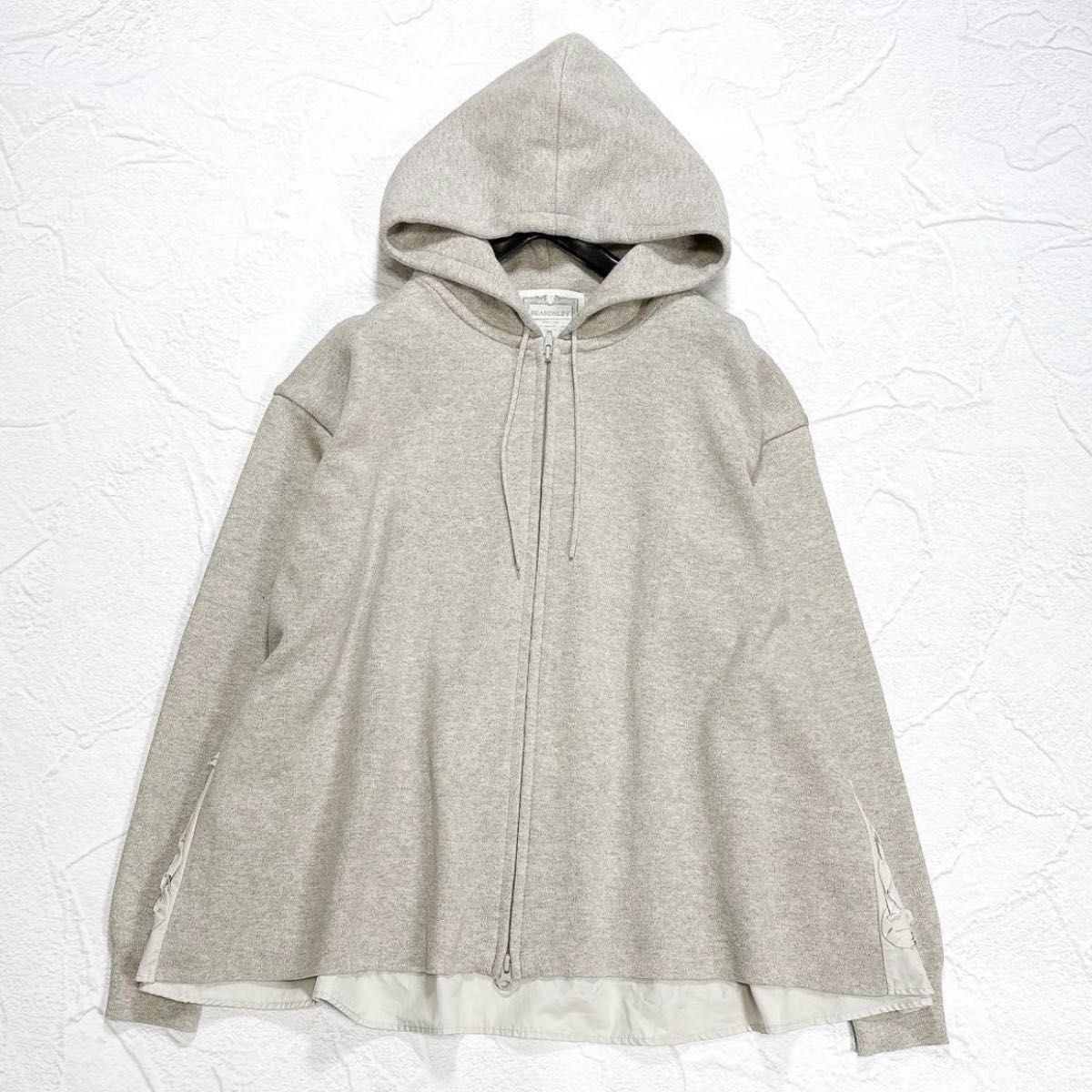 極美品 ビアズリー 後ろテープ刺繍フードパーカー ダブルジップ 極美品 ビアズリー 後ろテープ刺繍フードパーカー ダブルジップ