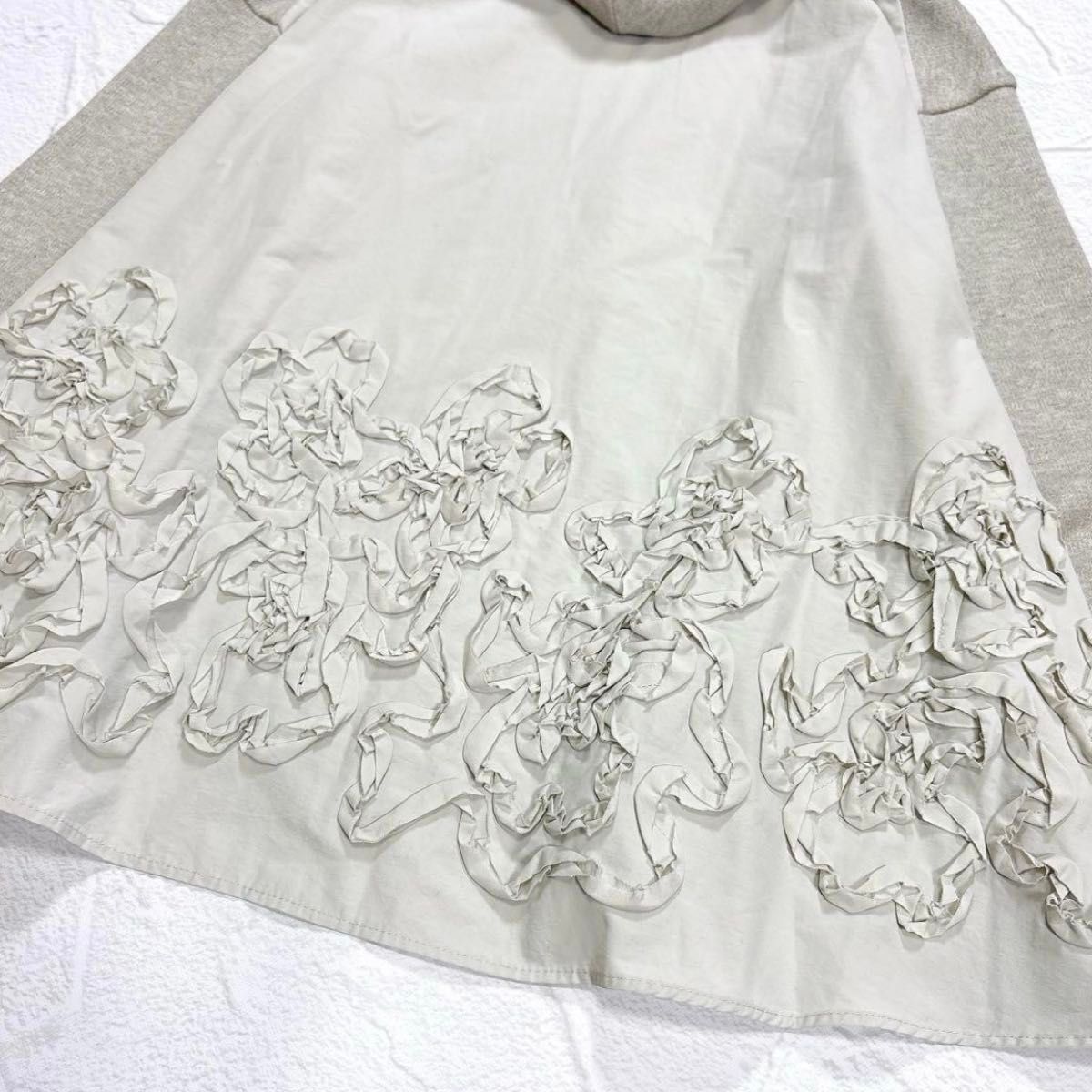 極美品 ビアズリー 後ろテープ刺繍フードパーカー ダブルジップ 極美品 ビアズリー 後ろテープ刺繍フードパーカー ダブルジップ