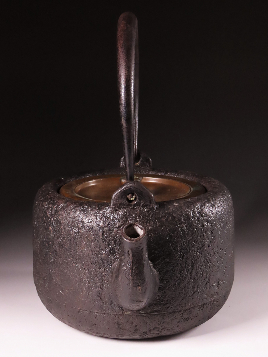 晃】釜師名人 龍文堂 造 在胴印縦銘 岩肌道安形鉄瓶 高30.5cm 湯 晃】釜師名人 龍文堂 造 在胴印縦銘 岩肌道安形鉄瓶 高30.5cm 湯