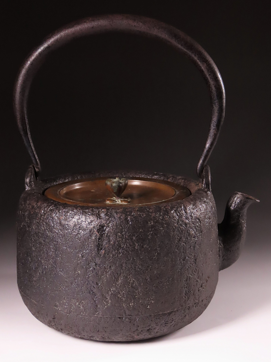 晃】釜師名人 龍文堂 造 在胴印縦銘 岩肌道安形鉄瓶 高30.5cm 湯 晃】釜師名人 龍文堂 造 在胴印縦銘 岩肌道安形鉄瓶 高30.5cm 湯