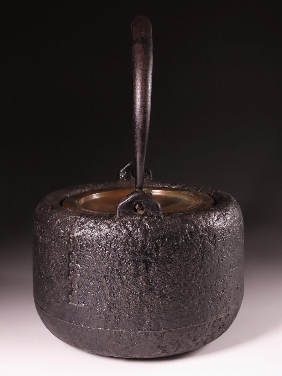 晃】釜師名人 龍文堂 造 在胴印縦銘 岩肌道安形鉄瓶 高30.5cm 湯 晃】釜師名人 龍文堂 造 在胴印縦銘 岩肌道安形鉄瓶 高30.5cm 湯