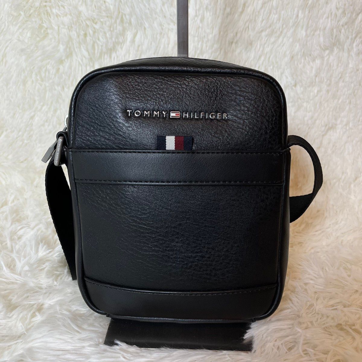 未使用級 TOMMY HILFIGER ショルダーバッグ レザー ブラック 未使用級 TOMMY HILFIGER ショルダーバッグ レザー ブラック