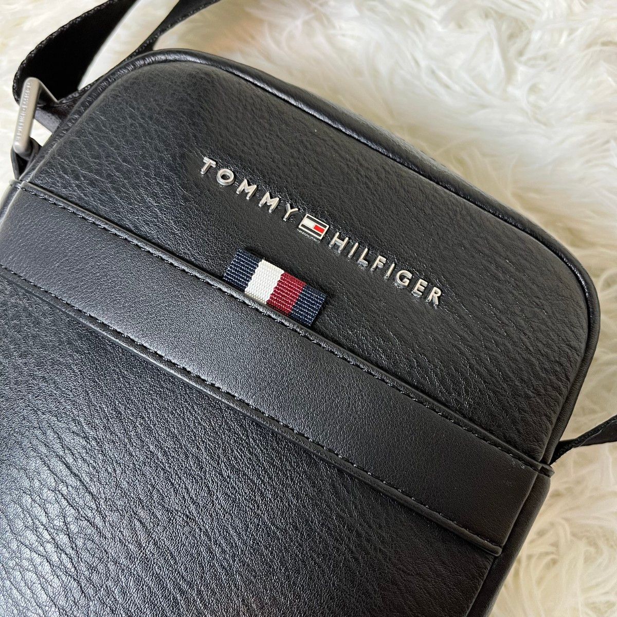 未使用級 TOMMY HILFIGER ショルダーバッグ レザー ブラック 未使用級 TOMMY HILFIGER ショルダーバッグ レザー ブラック