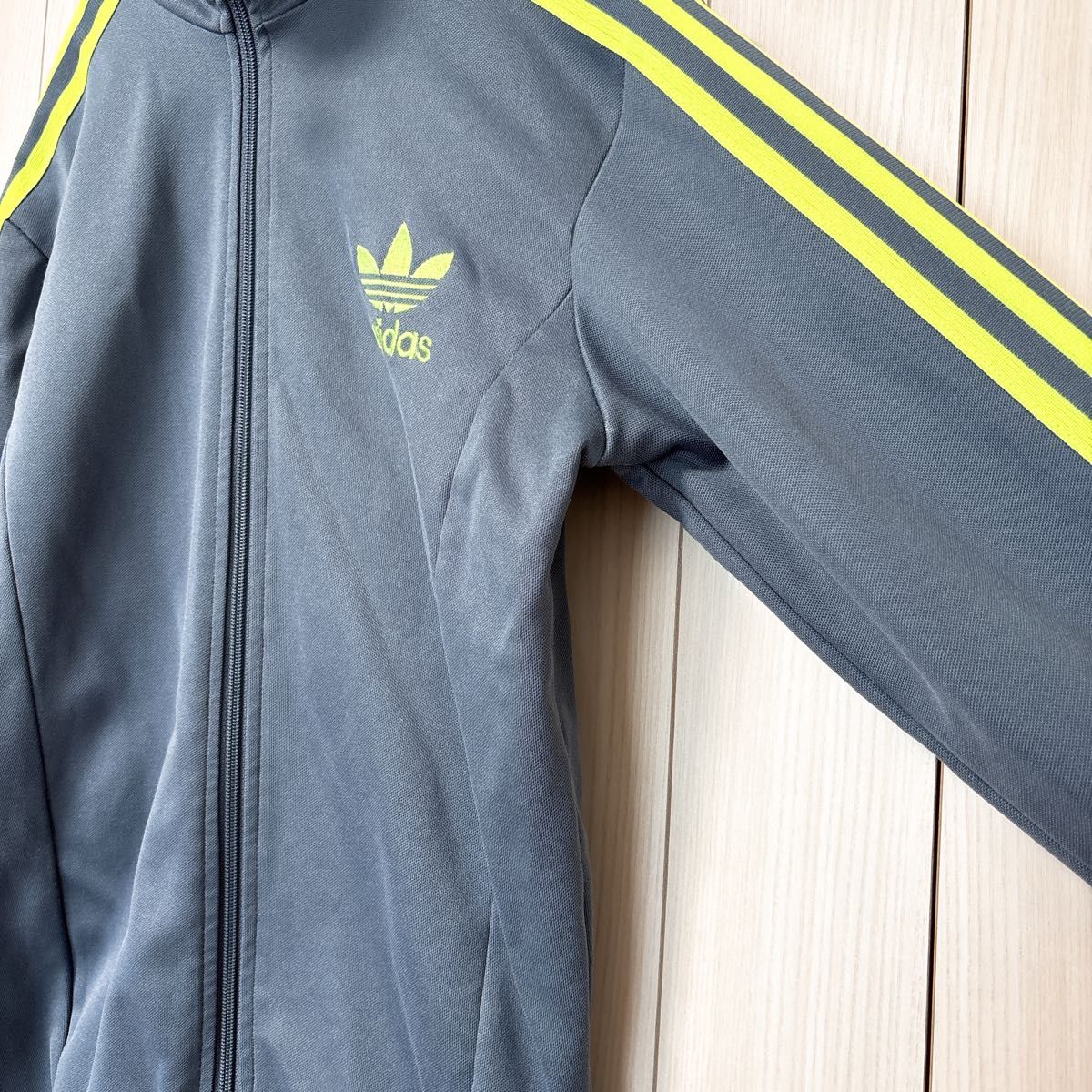 アディダス オリジナルス adidas トラックジャケット 刺繍ロゴ アディダス オリジナルス adidas トラックジャケット 刺繍ロゴ