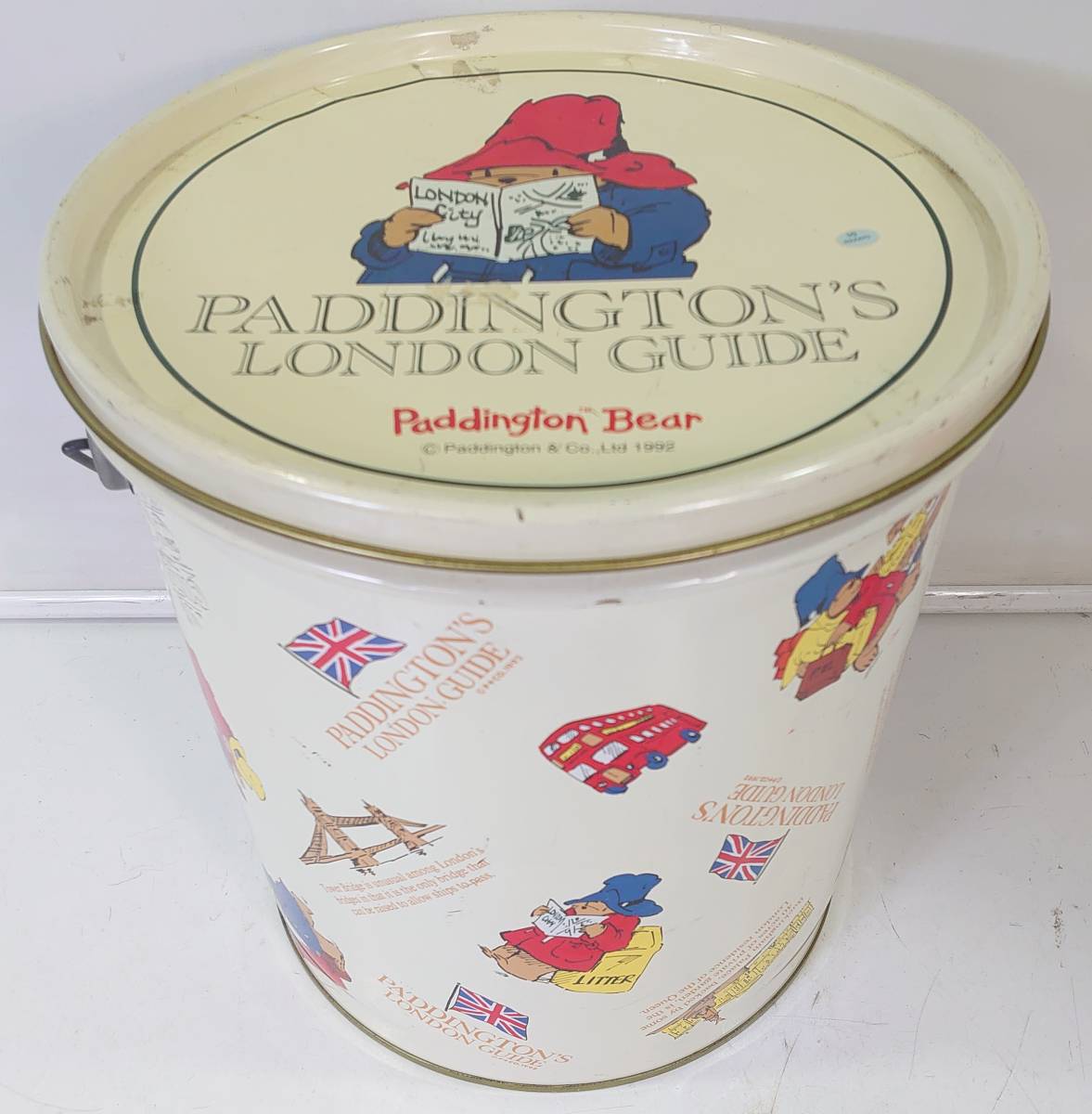 □くまのパディントン paddington bear paddington's london guide スチール缶BOX 直径約30cm×高さ約32cm_画像1