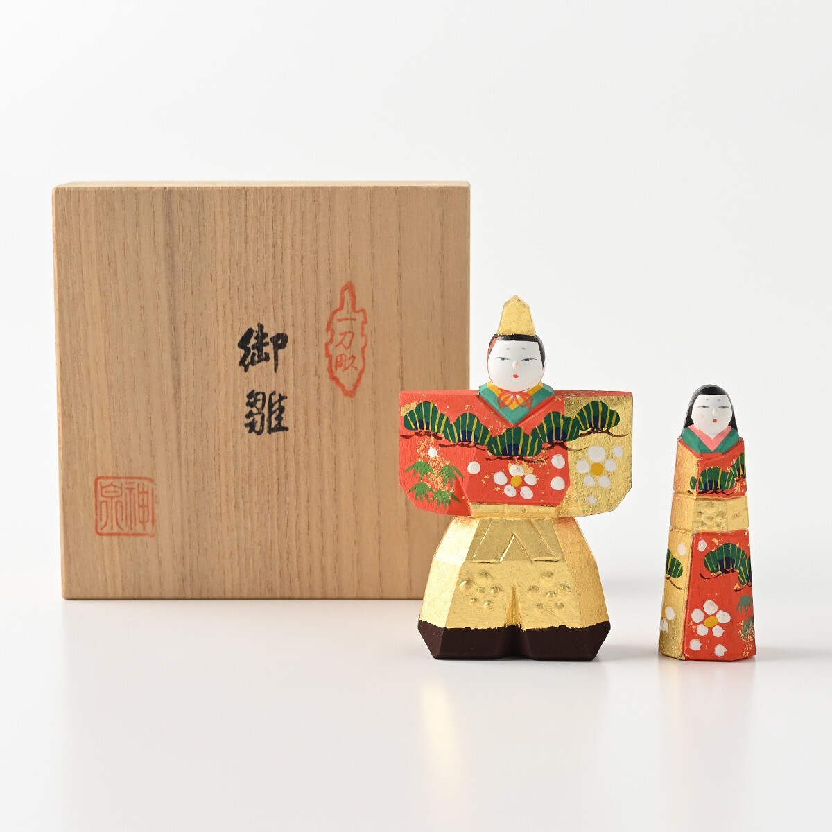 奈良一刀彫 川口神泉作 金彩 彩色木彫 雛人形 立雛『御雛』共箱 奈良一刀彫 川口神泉作 金彩 彩色木彫 雛人形 立雛『御雛』共箱