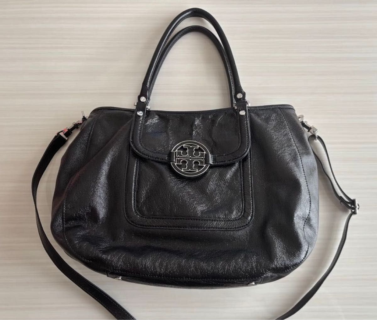 TORY BURCH トートバッグ ストラップ付き レザー 黒 ショルダー TORY BURCH トートバッグ ストラップ付き レザー 黒 ショルダー