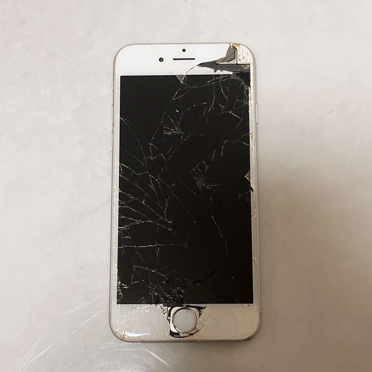 iPhone6 SIMロック有 64GB 画面バキバキ シルバー iPhone Apple iPhone6 SIMロック有 64GB 画面バキバキ シルバー iPhone Apple
