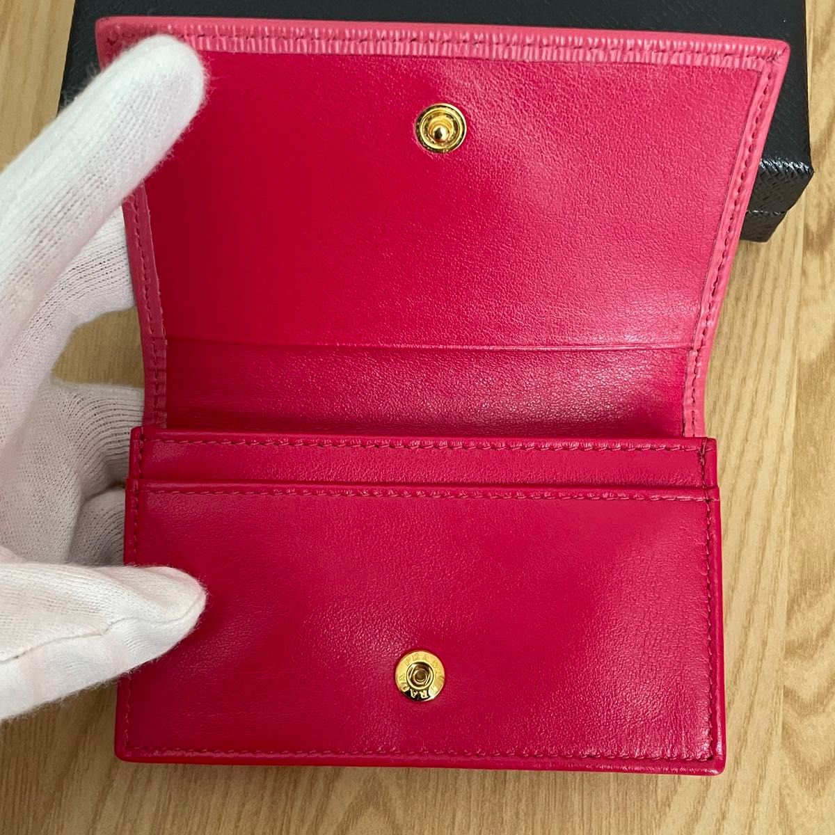 極美品 PRADA プラダ カードケース パスケース 名刺入れ ピンク 極美品 PRADA プラダ カードケース パスケース 名刺入れ ピンク