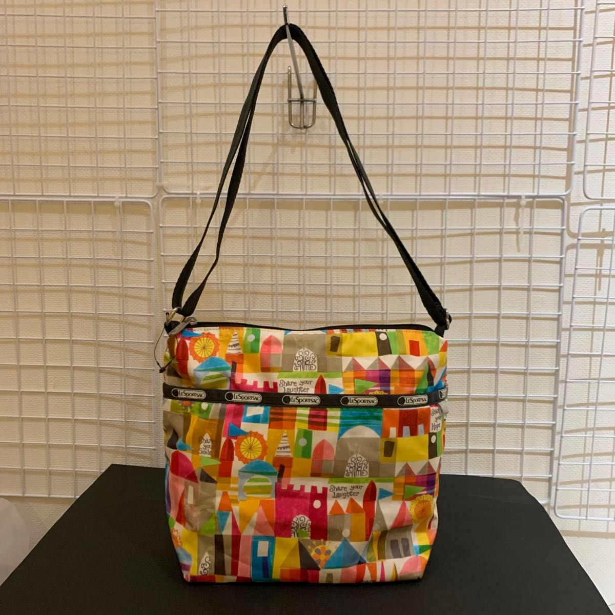 未使用美品】 LeSportsac レスポートサック イッツアスモール 未使用美品】 LeSportsac レスポートサック イッツアスモール