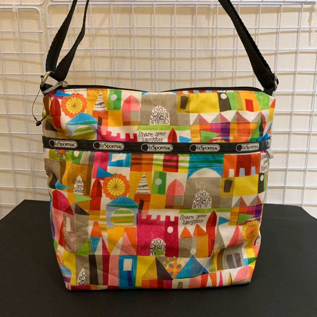 未使用美品】 LeSportsac レスポートサック イッツアスモール 未使用美品】 LeSportsac レスポートサック イッツアスモール