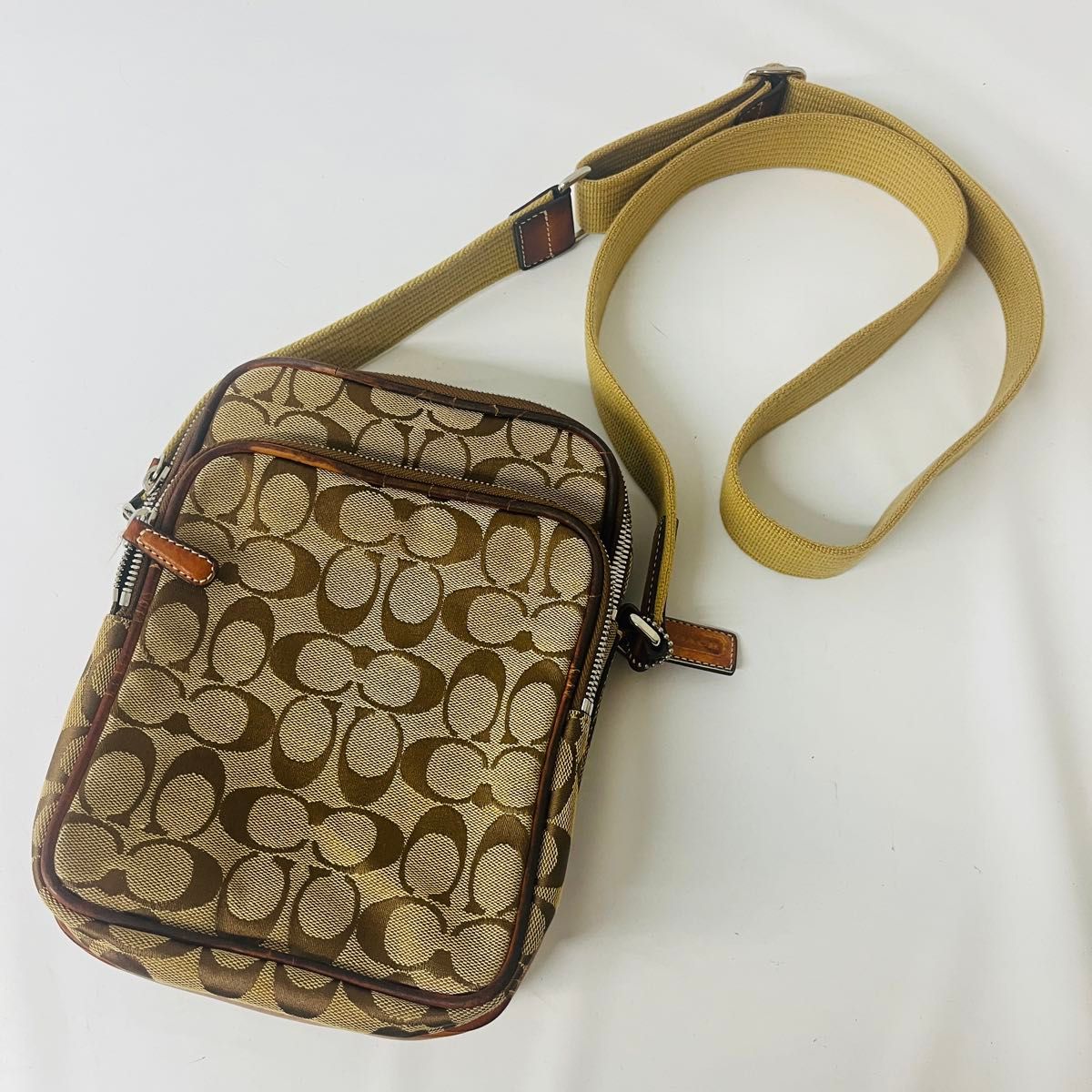 COACH コーチ シグネチャー ショルダーバッグ 斜め掛け ブラウン COACH コーチ シグネチャー ショルダーバッグ 斜め掛け ブラウン