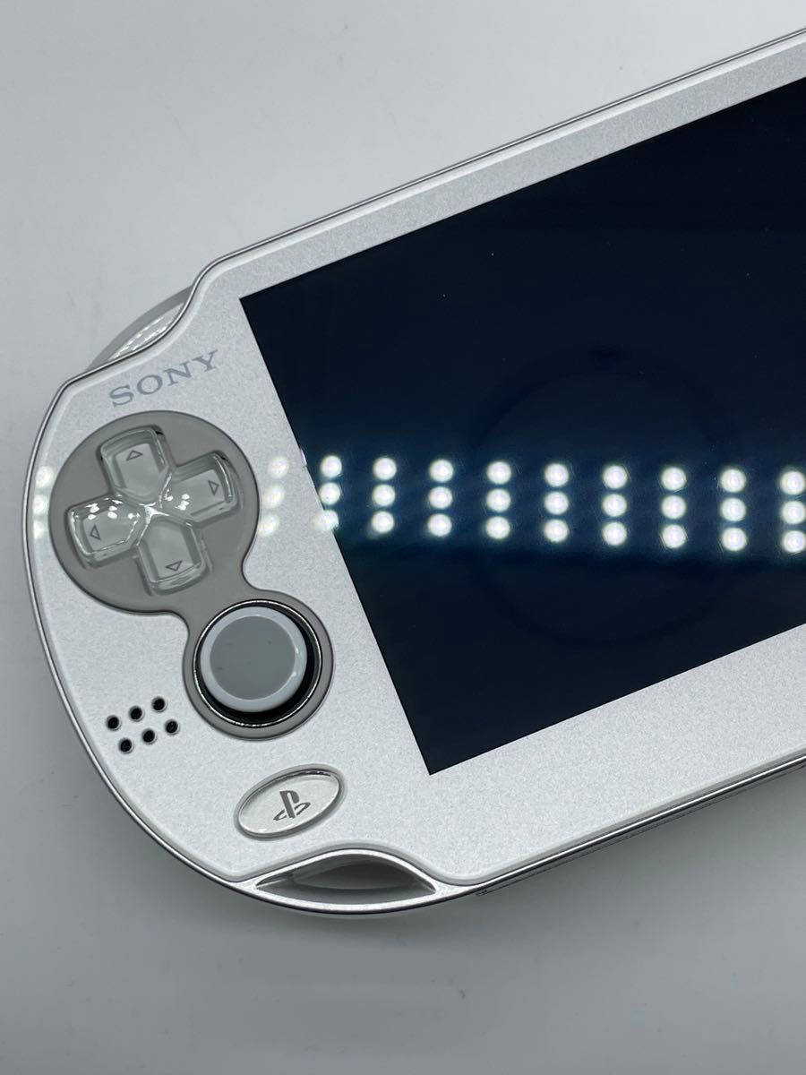 美品】PS VITA PCH1000 アイスシルバー ファンタシースター 美品】PS VITA PCH1000 アイスシルバー ファンタシースター
