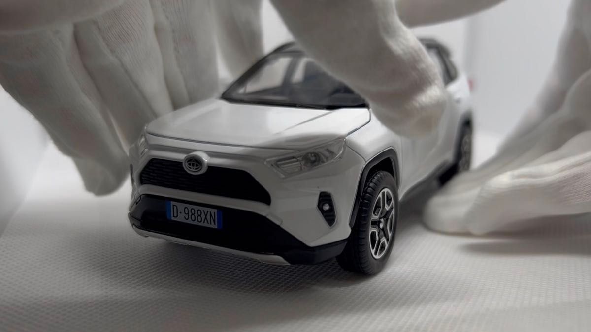 TOYOTA【RAV4】1/32 ダイキャストモデル 音と光のアクション プルバックカー 5ドア&ボンネット開閉 グレー