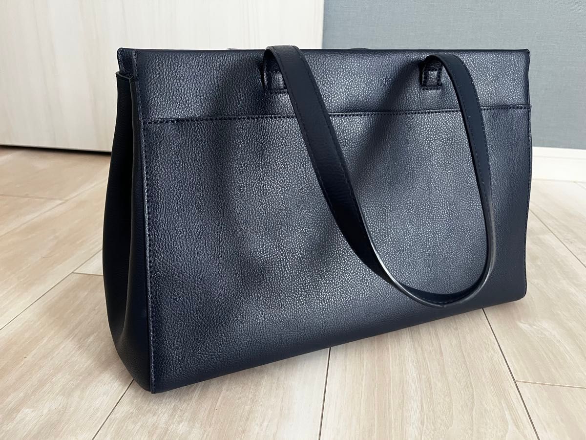 超美品】agnes b A4収納 トートバッグ ネイビー レザー 鞄 超美品】agnes b A4収納 トートバッグ ネイビー レザー 鞄