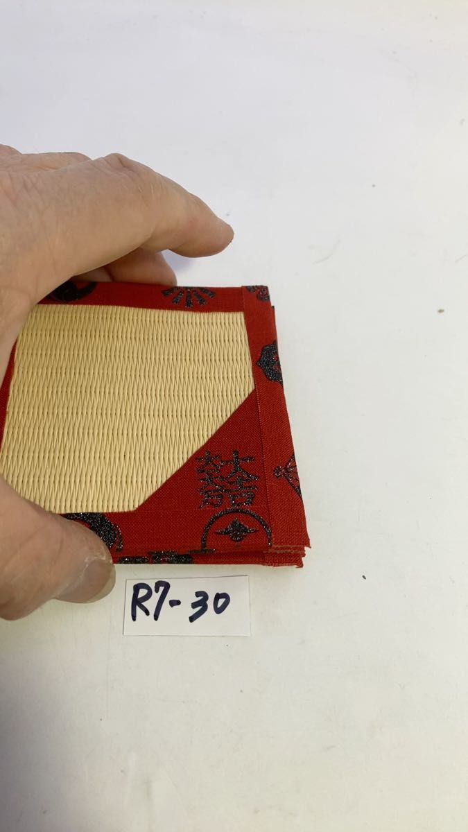 ライトイエローメセキ畳に赤家紋柄のコースター4枚組R7-30