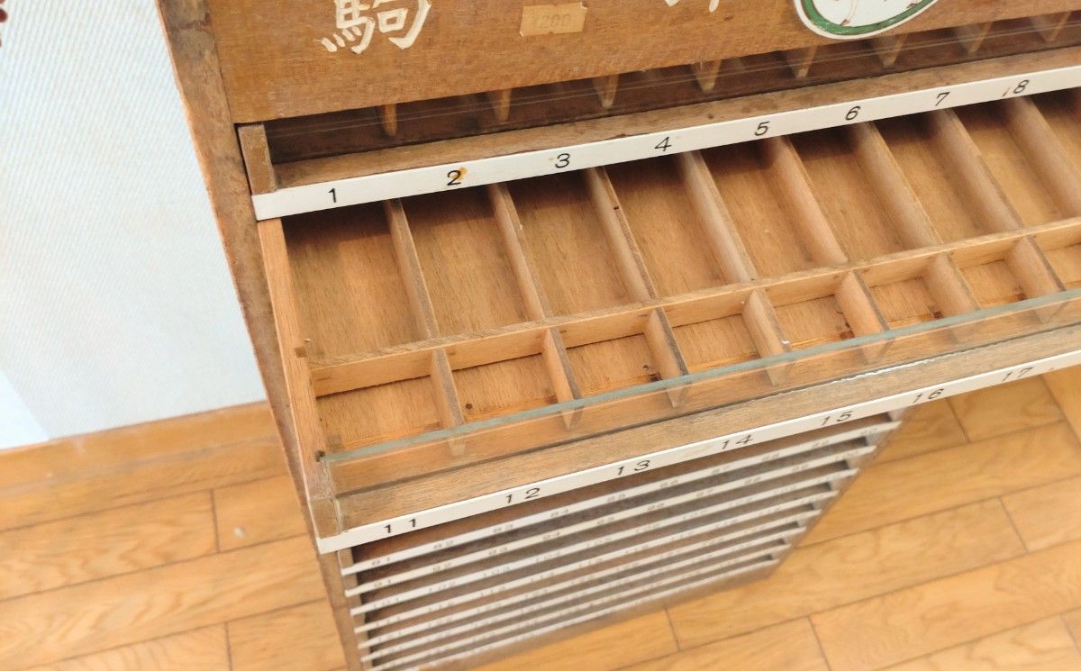 昭和レトロ 古い木製のミシン糸収納棚 駒印絹ミシン糸 木製 昭和レトロ 古い木製のミシン糸収納棚 駒印絹ミシン糸 木製