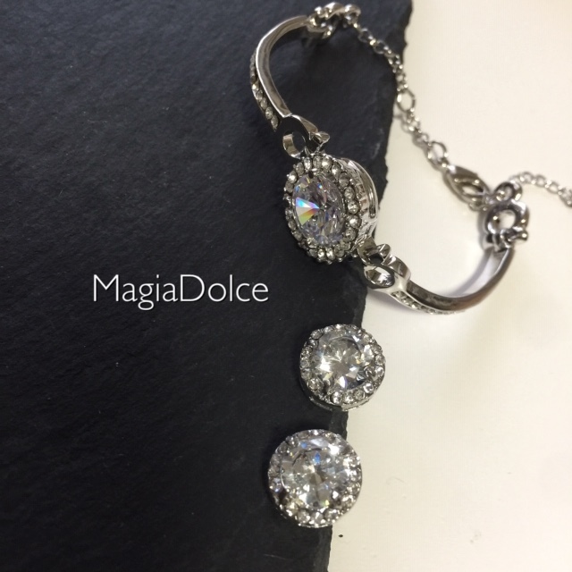 送料無料*MagiaDolce 30011●贅沢な4.0ct CZダイヤモンドブレスレット czダイヤバングル パーティーアクセサリー 上品ブレスレット_画像4