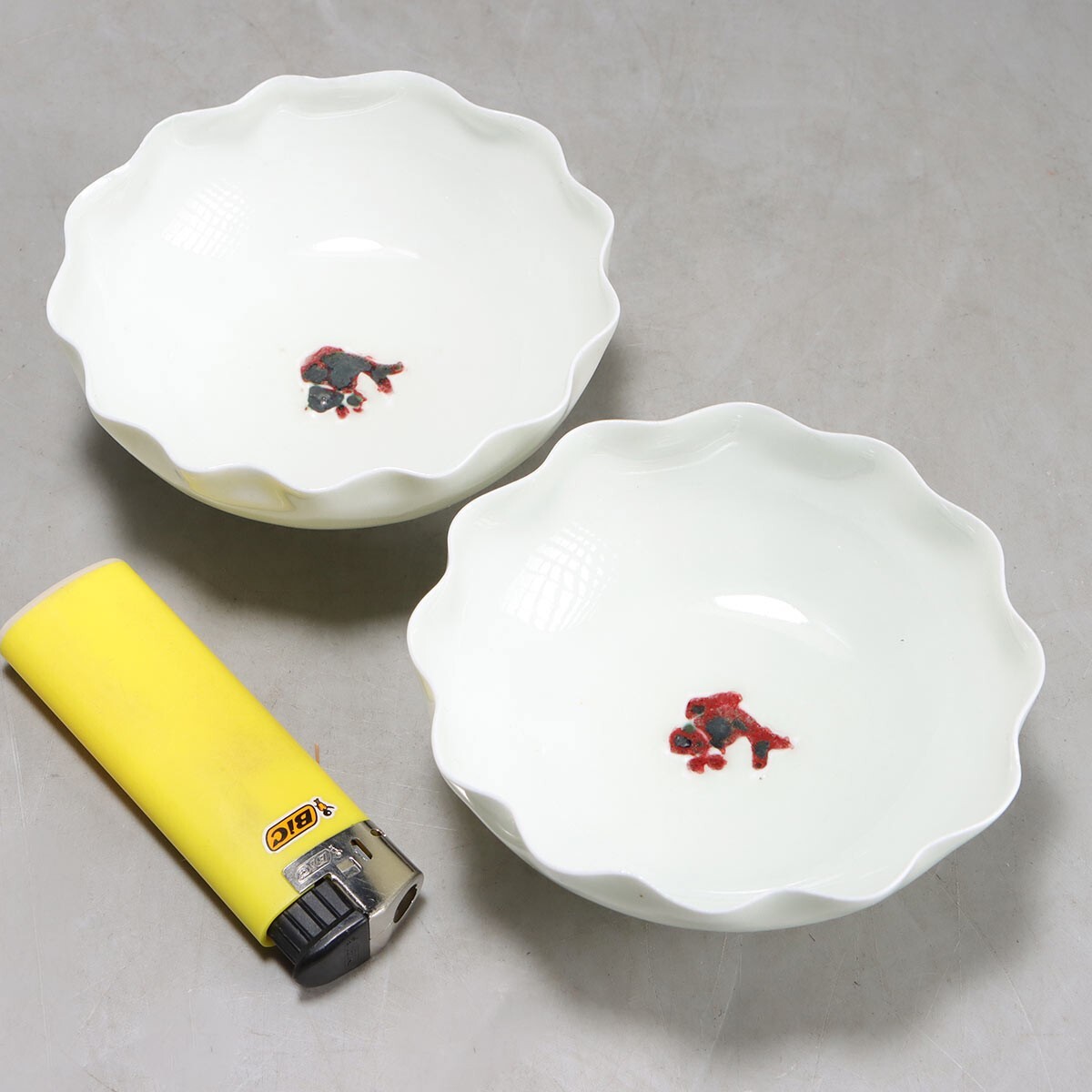 PL148. 中国古玩 白磁 釉裏紅 魚文 輪花縁 盃 一対 / 陶器陶芸古 PL148. 中国古玩 白磁 釉裏紅 魚文 輪花縁 盃 一対 / 陶器陶芸古