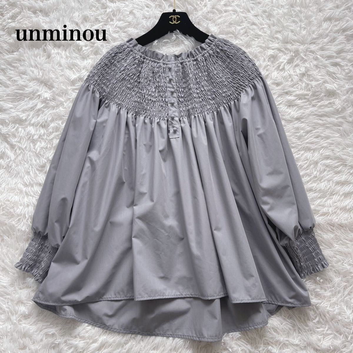 美品】アンミヌ unminou シャーリングブラウス くるみボタン 美品】アンミヌ unminou シャーリングブラウス くるみボタン