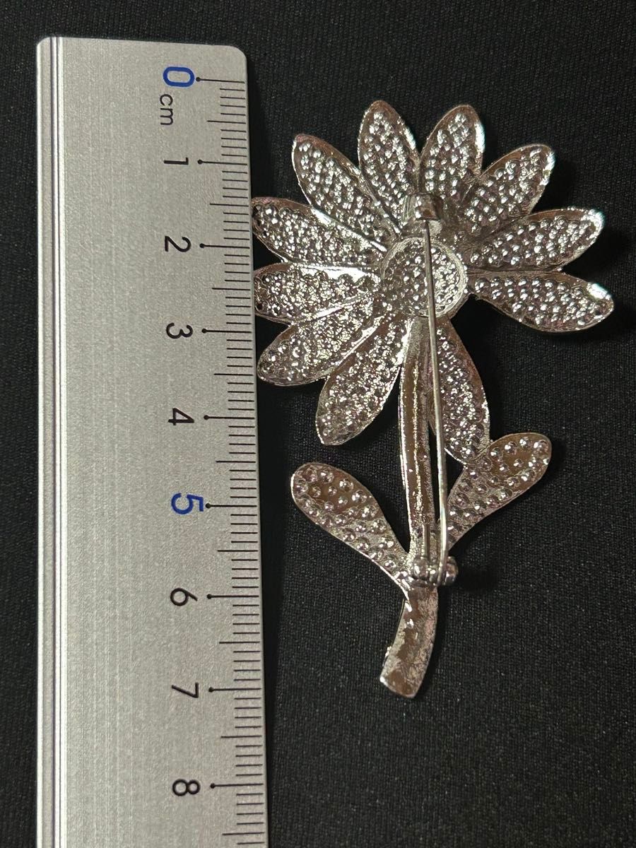 デイジー花 キラキラブローチ バッジ アクセサリー ライン デイジー花 キラキラブローチ バッジ アクセサリー ライン