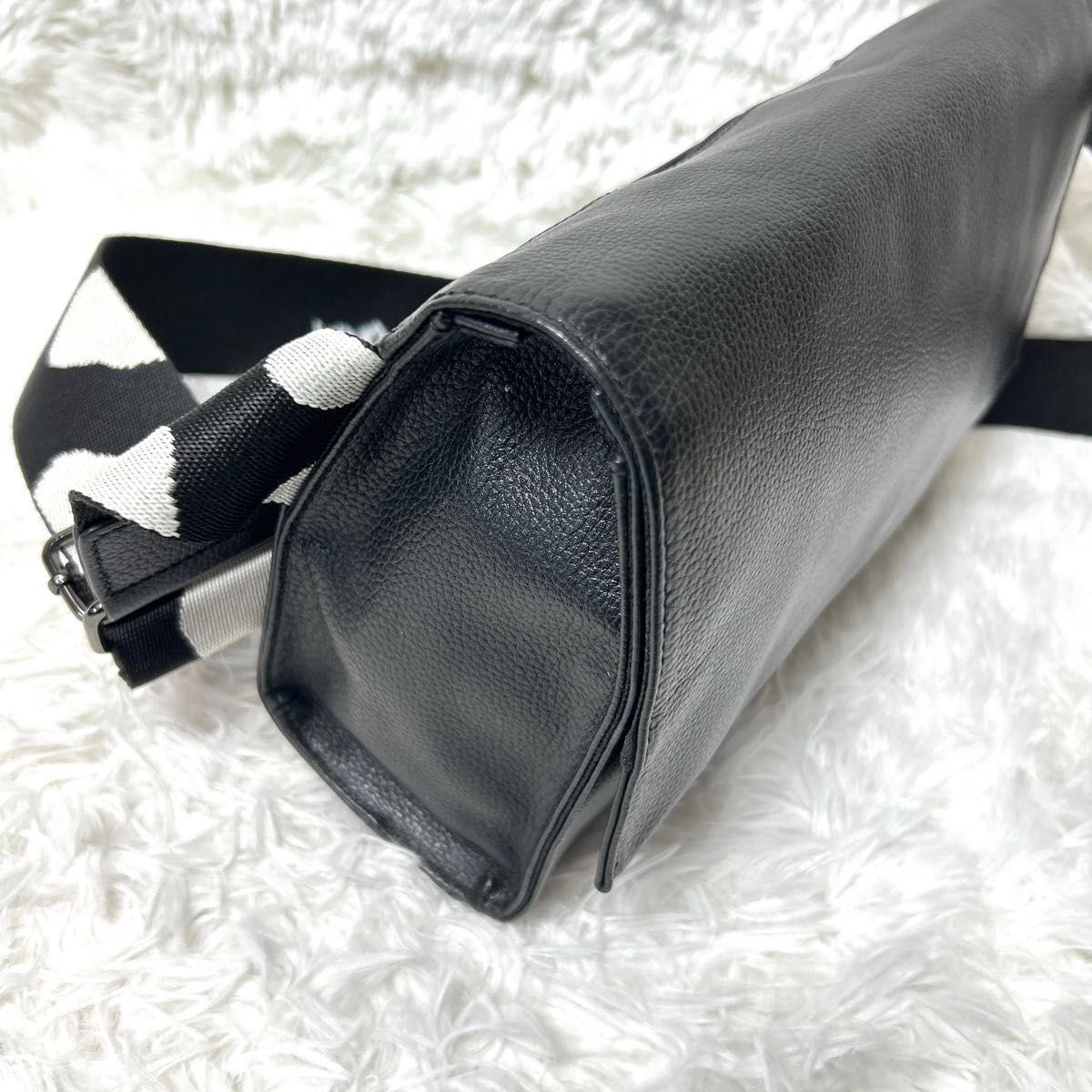 新品同様・極美品】earPAPILLONNER イアパピヨネ柄 レザーテープ 新品同様・極美品】earPAPILLONNER イアパピヨネ柄 レザーテープ
