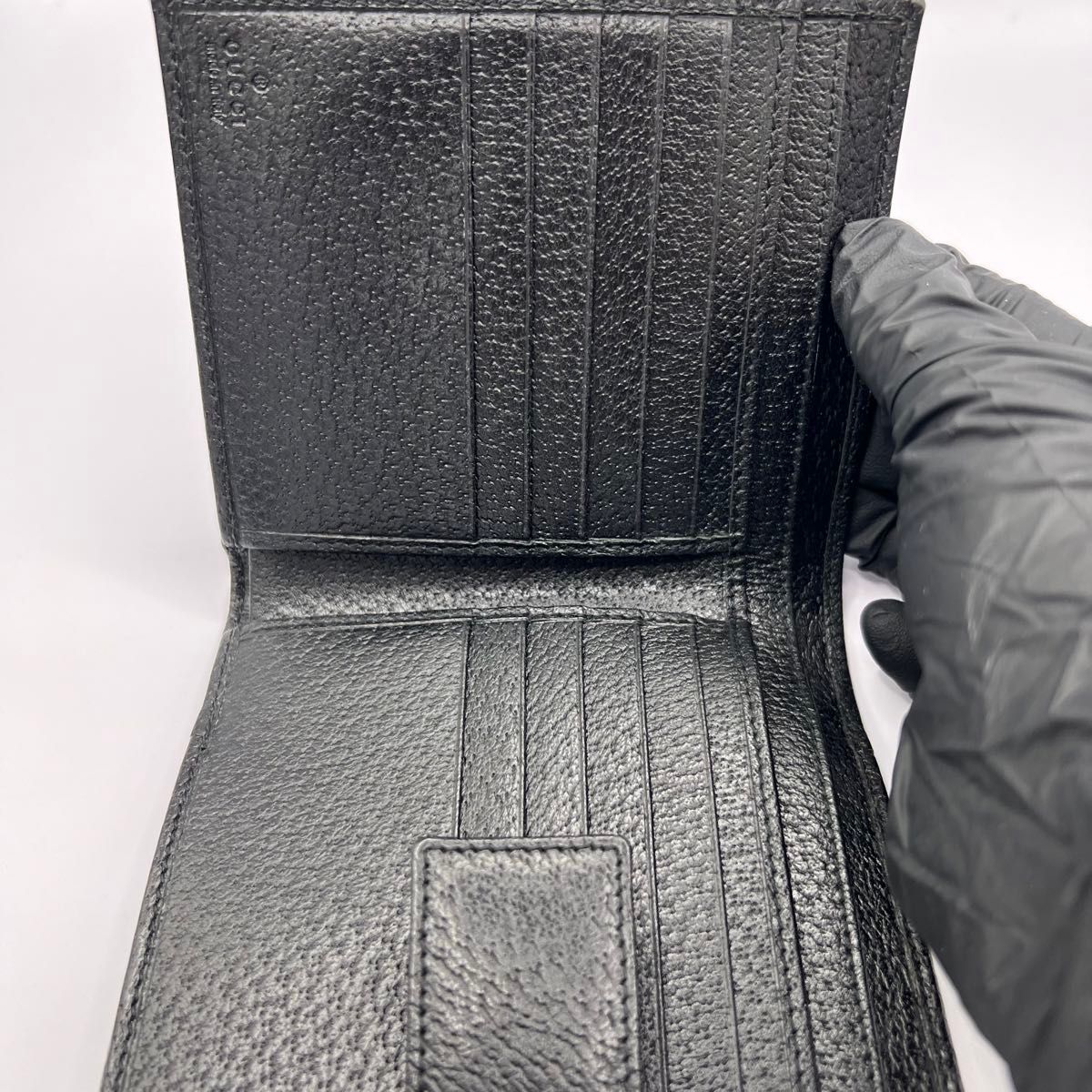 未使用 GUCCI グッチ シルバーロゴ 二つ折り レザー財布 箱付き 未使用 GUCCI グッチ シルバーロゴ 二つ折り レザー財布 箱付き
