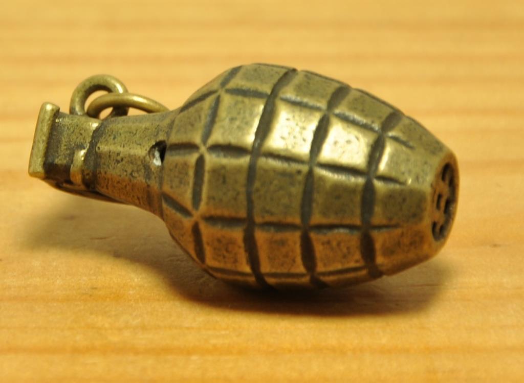 solid brass ソリッド ブラス 真鍮 無垢 手榴弾 爆弾 チャーム キーホルダー レザークラフト ウォレットチェーン ライダー バイク_画像6