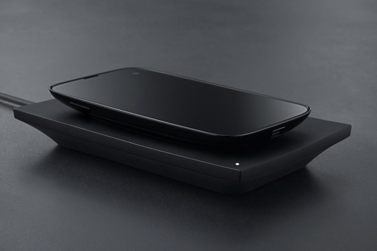美品】BALMUDA Phone ブラック 純正ケース 純正ワイヤレス充電器 美品】BALMUDA Phone ブラック 純正ケース 純正ワイヤレス充電器