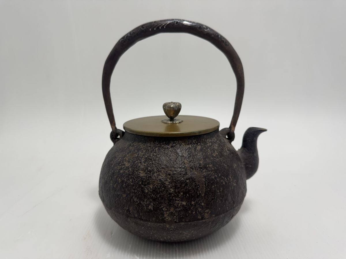 79【鉄瓶 操口平丸形】 金寿堂造 雨宮 宗 象嵌 煎茶道具 急須 79【鉄瓶 操口平丸形】 金寿堂造 雨宮 宗 象嵌 煎茶道具 急須