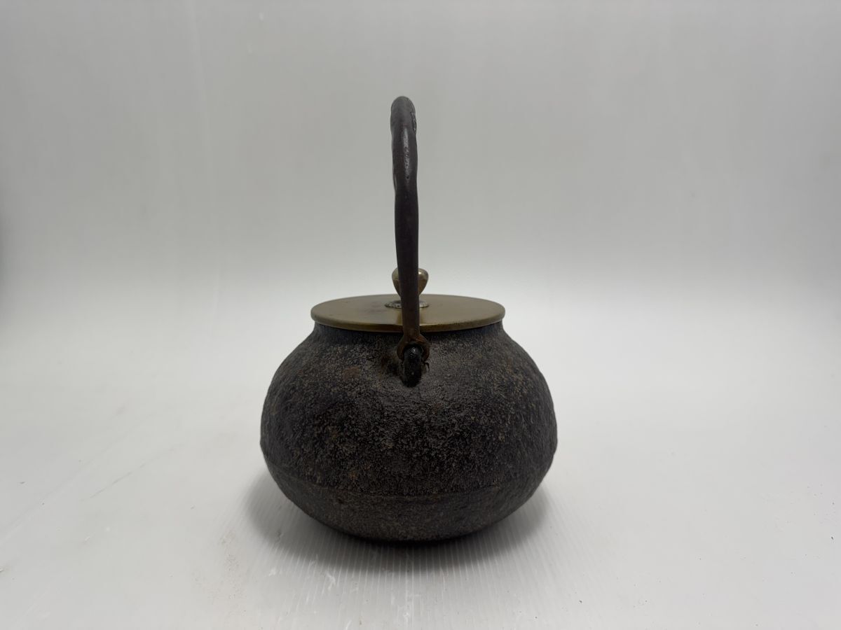 79【鉄瓶 操口平丸形】 金寿堂造 雨宮 宗 象嵌 煎茶道具 急須 79【鉄瓶 操口平丸形】 金寿堂造 雨宮 宗 象嵌 煎茶道具 急須